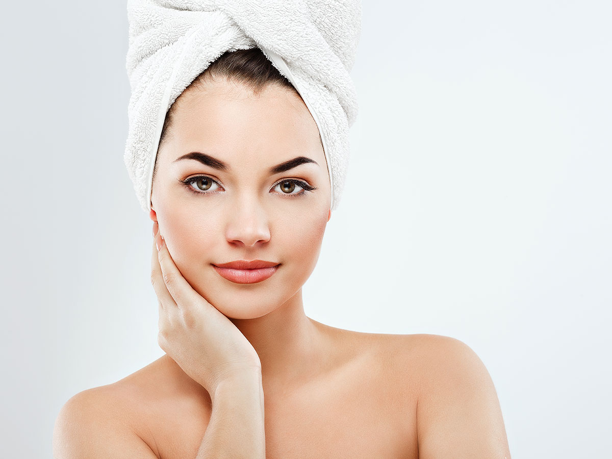 Frau mit glatter, schöner Haut