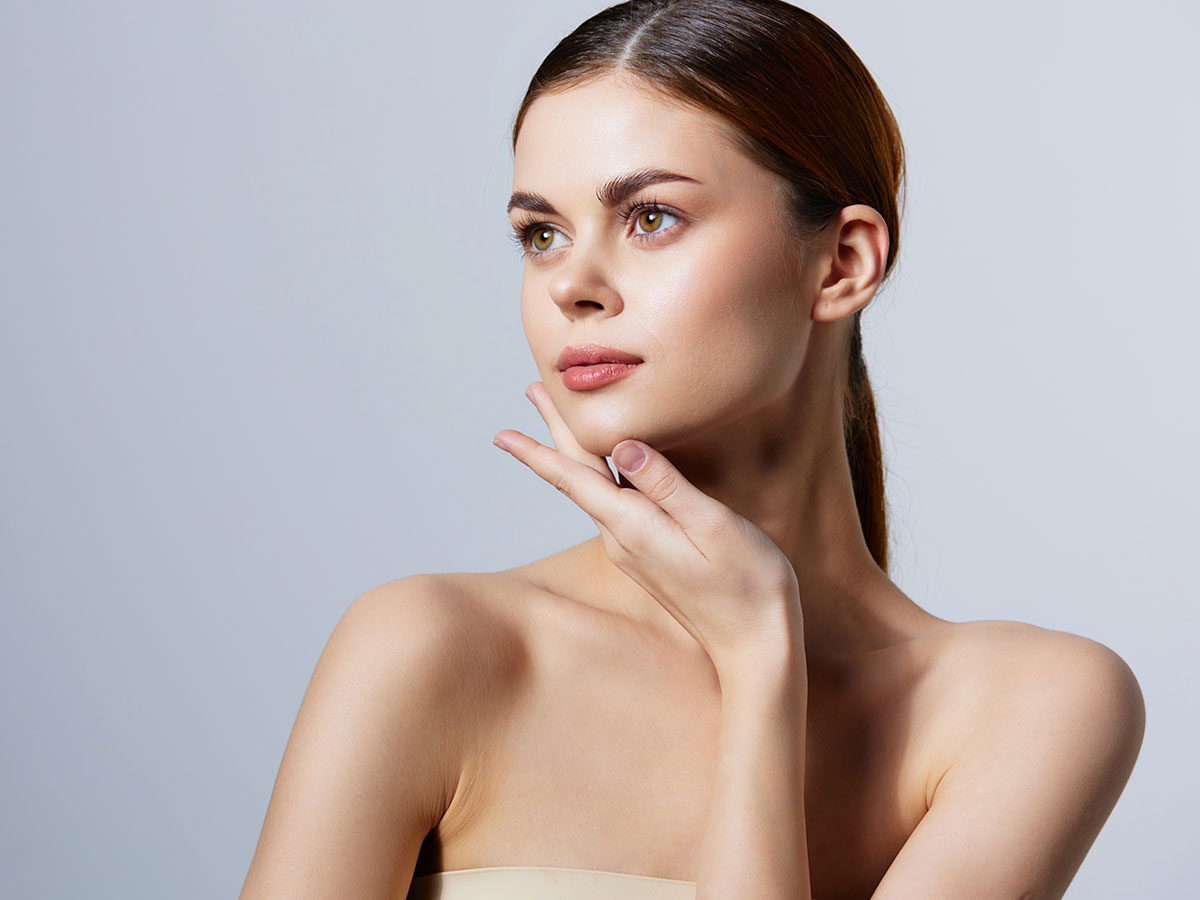 Hübsche junge Frau mit reiner Haut