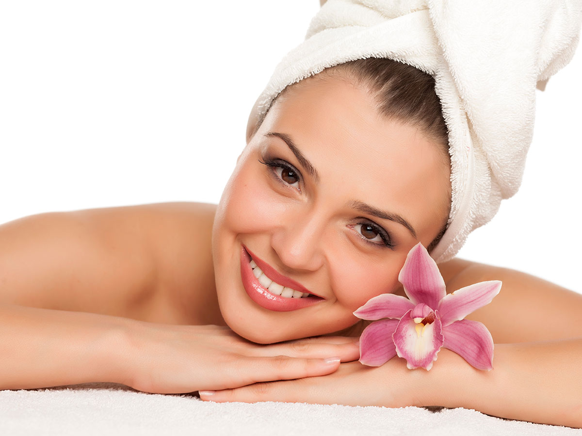 Hübsche junge Frau im Kosmetikstudio