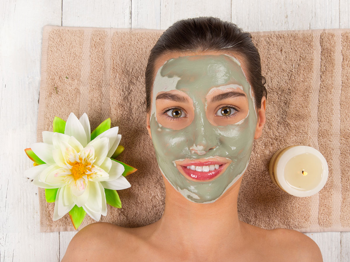 Frau mit einer grünen Gesichtsmaske