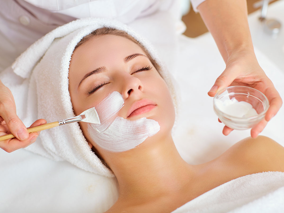 Gesichtsmaske im Kosmetikstudio