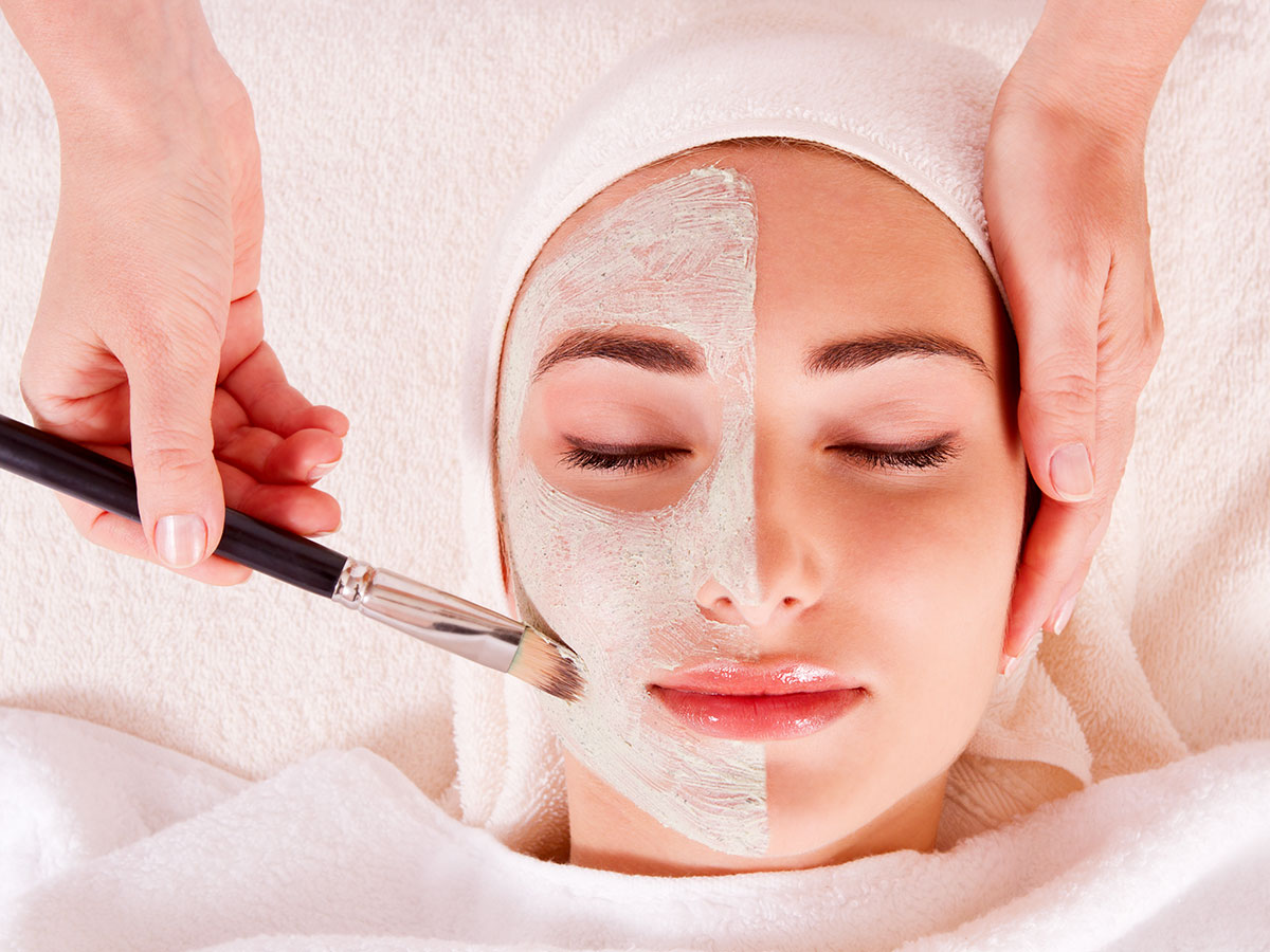 Gesichtsmaske im Kosmetikstudio